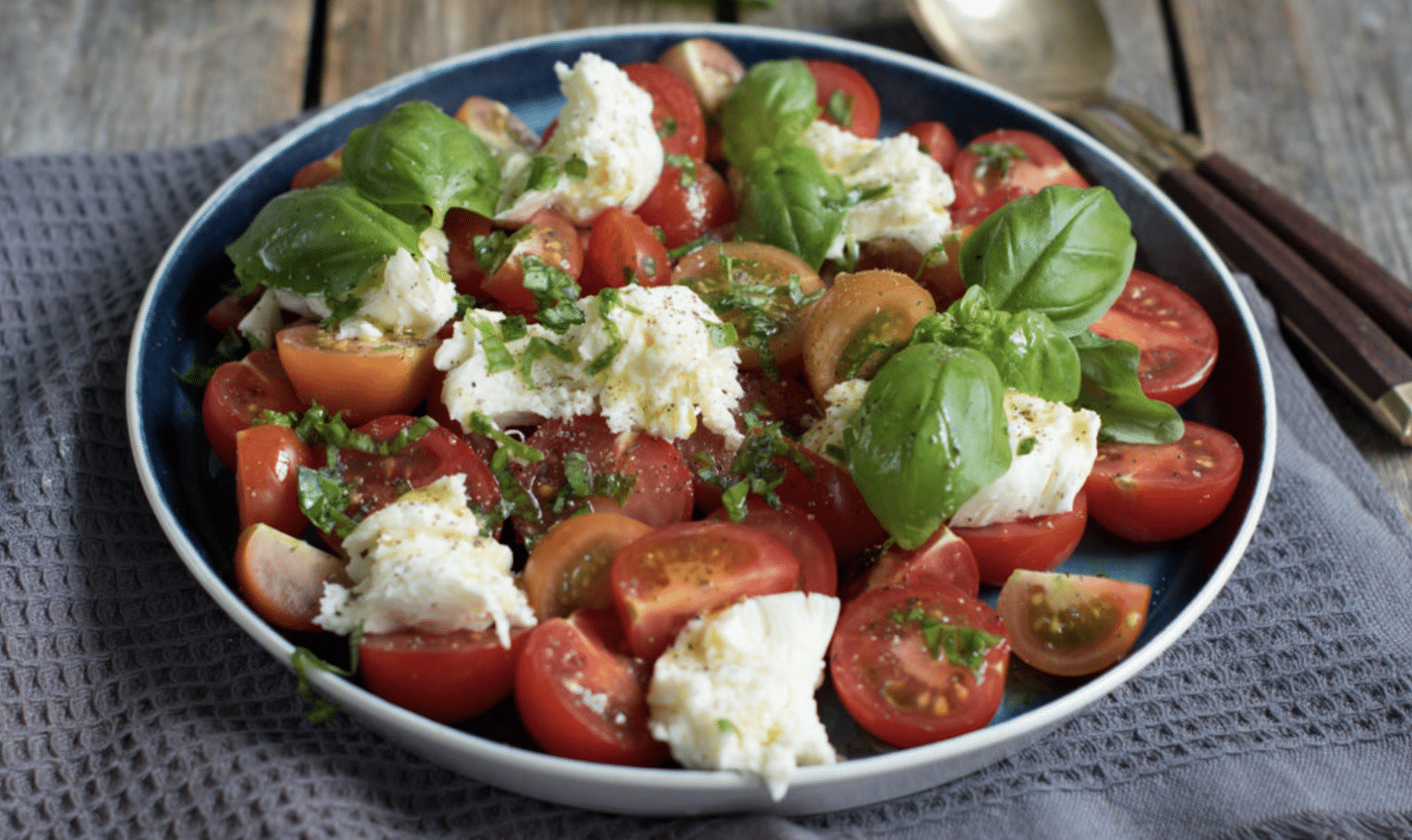 tomat-og-mozzarella-salat-1536x914